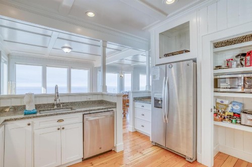SeaGlass Cottage - image 6