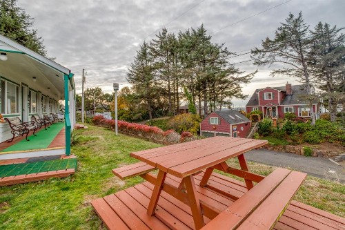 Troller's Lodge Depoe Bay - image 10