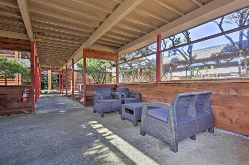 Charming Lincoln City Condo with Pool - Ocean View!