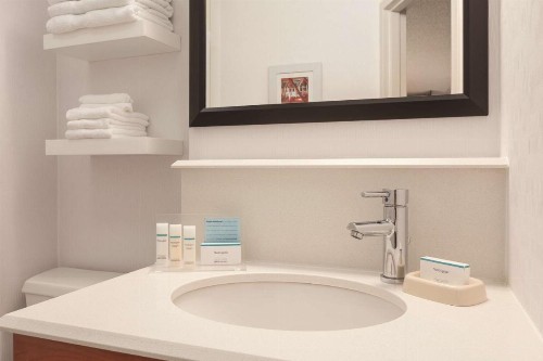 Hampton Inn Des Moines-Airport - image 23