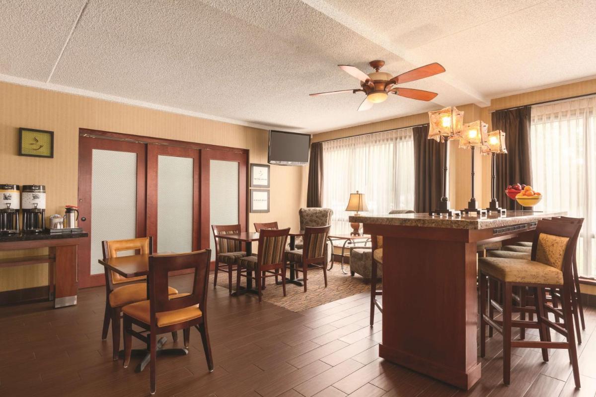 Hampton Inn Des Moines-Airport - image 5
