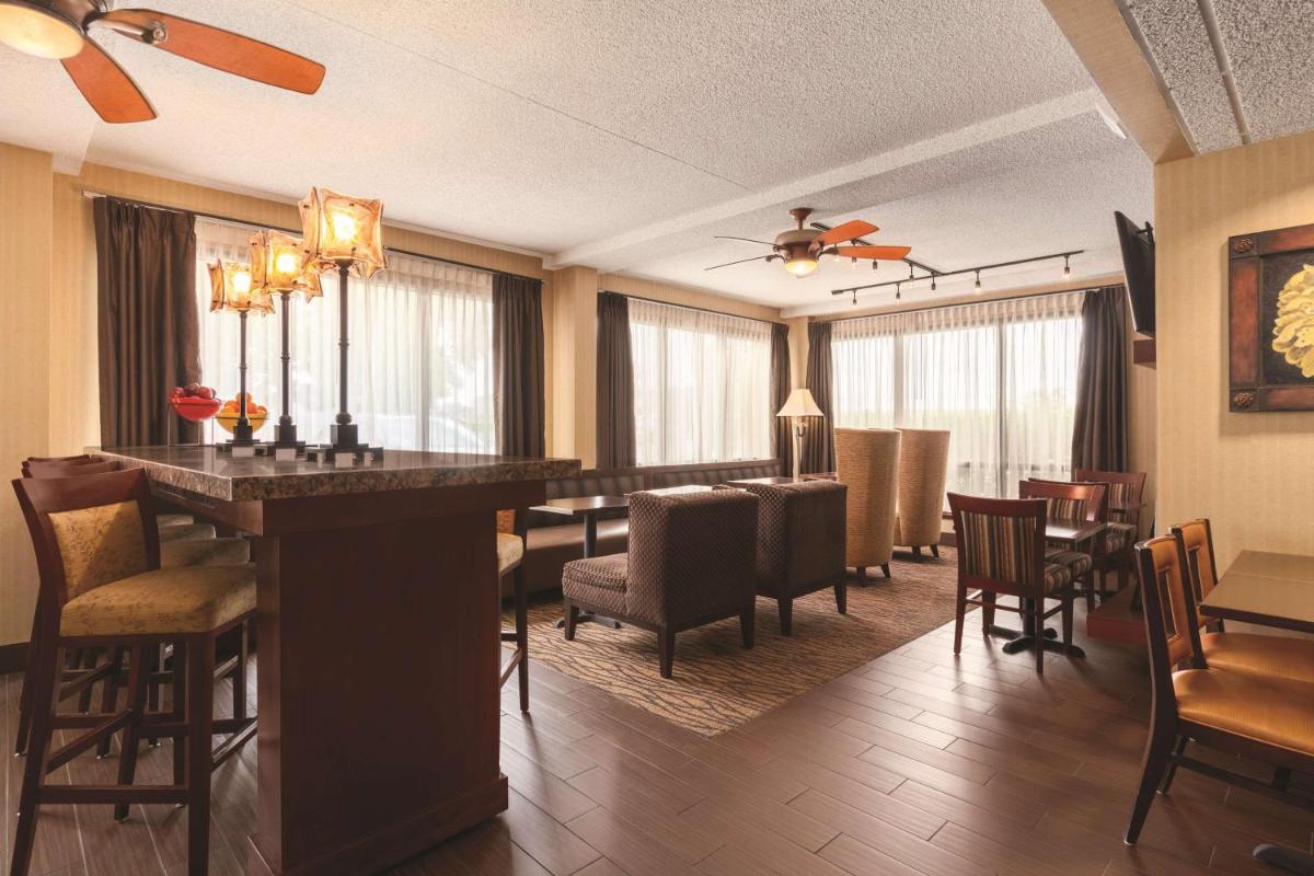 Hampton Inn Des Moines-Airport - image 6