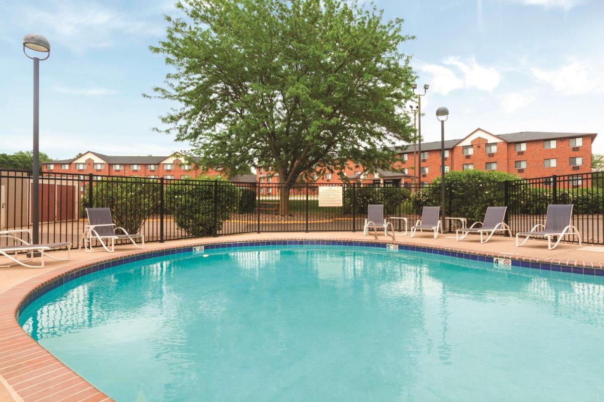 Hampton Inn Des Moines-Airport - image 7