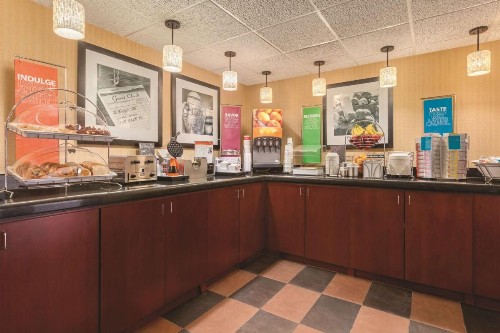 Hampton Inn Des Moines-Airport - image 8