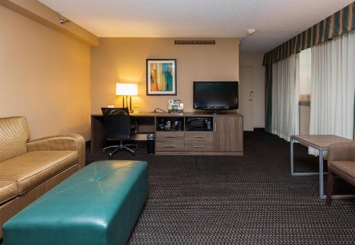 Holiday Inn Des Moines-Downtown-Mercy Campus an IHG Hotel - image 7
