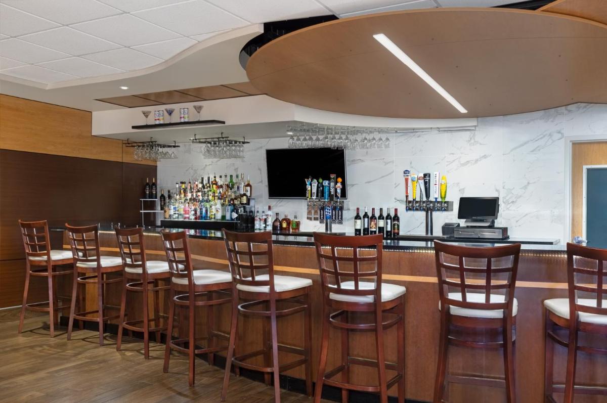 Holiday Inn Des Moines-Airport Conference Center an IHG Hotel - image 2