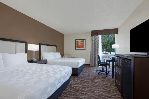Holiday Inn Des Moines-Airport Conference Center an IHG Hotel - image 21
