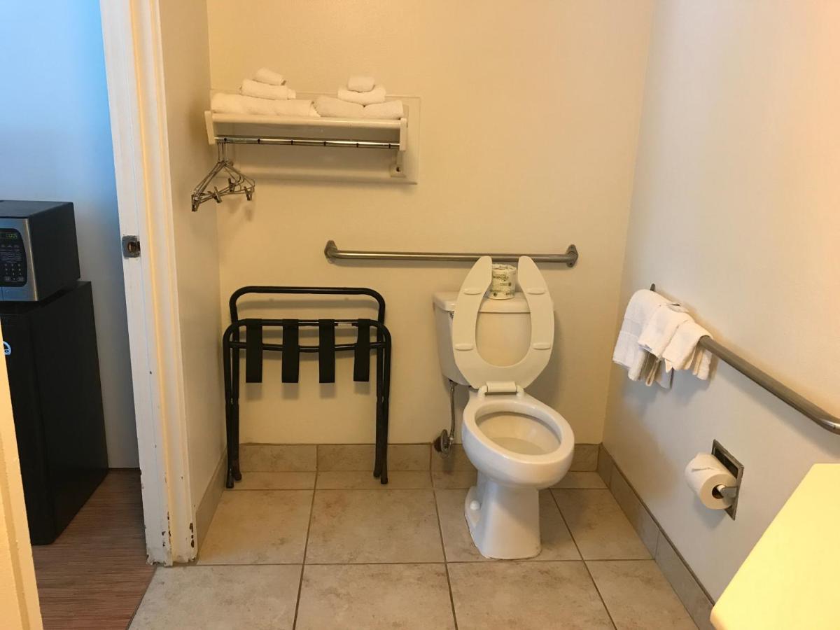 Motel 6-Des Moines IA - North - image 3