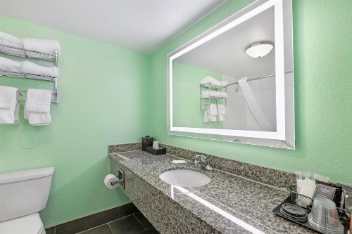 Ramada by Wyndham Des Moines Airport - image 43