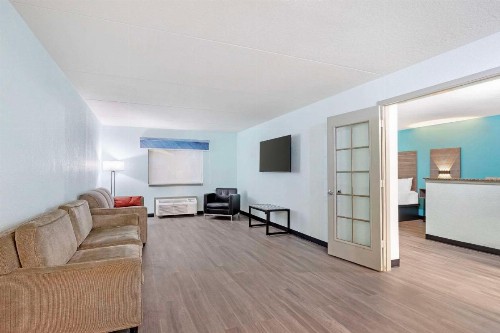 Ramada by Wyndham Des Moines Airport - image 9
