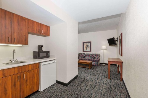Baymont by Wyndham Des Moines Airport - image 28