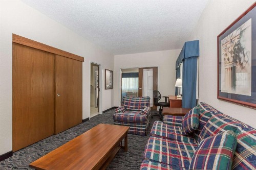 Baymont by Wyndham Des Moines Airport - image 32