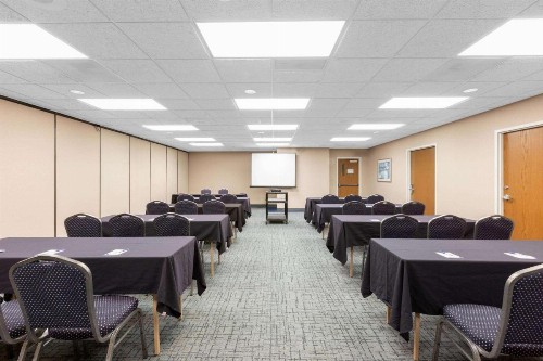 Baymont by Wyndham Des Moines Airport - image 39