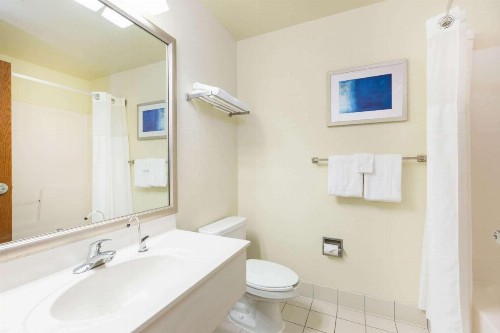 Baymont by Wyndham Des Moines Airport - image 45