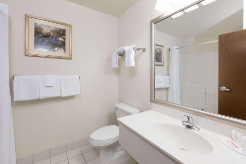 Baymont by Wyndham Des Moines Airport - image 6