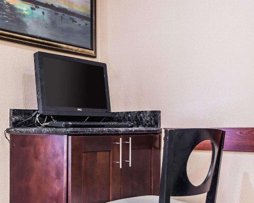 Quality Inn & Suites Des Moines Airport - image 28