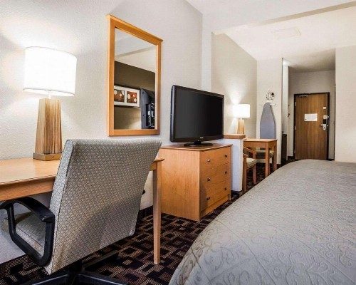 Quality Inn & Suites Des Moines Airport - image 7