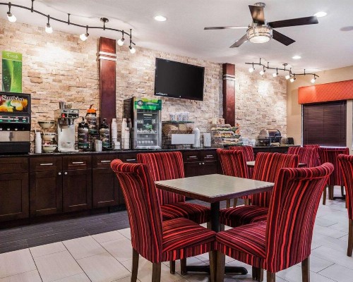 Quality Inn & Suites Des Moines Airport - image 9