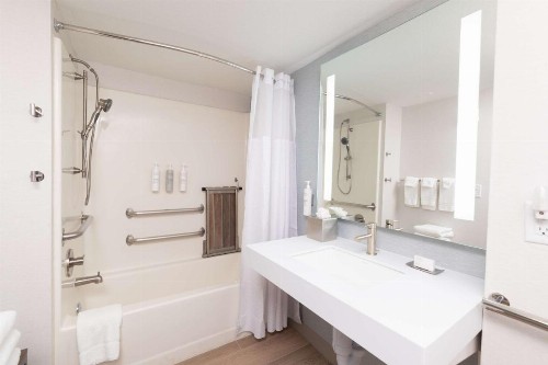 Doubletree Des Moines Airport - image 31