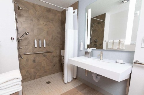 Doubletree Des Moines Airport - image 32
