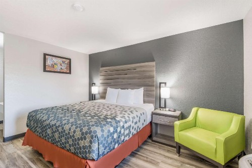 Econo Lodge Inn & Suites Des Moines - image 10