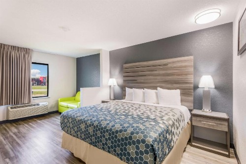 Econo Lodge Inn & Suites Des Moines - image 11