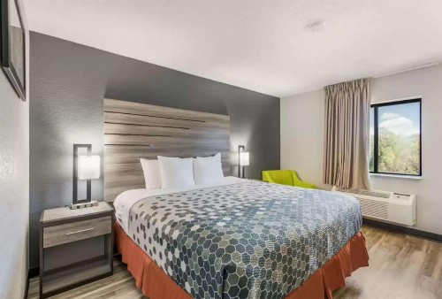 Econo Lodge Inn & Suites Des Moines - image 12