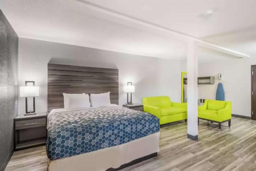 Econo Lodge Inn & Suites Des Moines - image 13