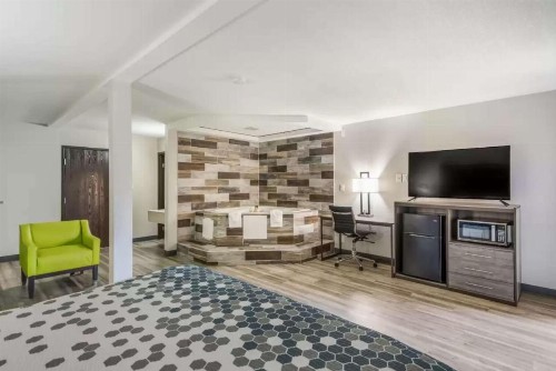 Econo Lodge Inn & Suites Des Moines - image 14