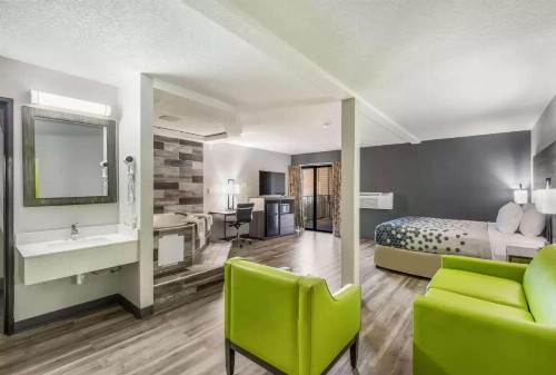 Econo Lodge Inn & Suites Des Moines - image 15