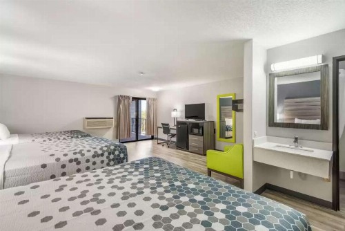 Econo Lodge Inn & Suites Des Moines - image 18