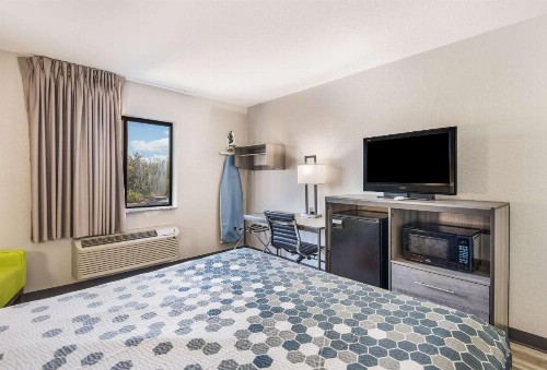 Econo Lodge Inn & Suites Des Moines - image 19
