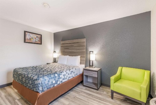Econo Lodge Inn & Suites Des Moines - image 20