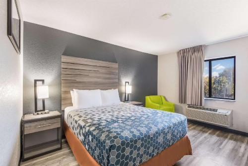 Econo Lodge Inn & Suites Des Moines - image 21