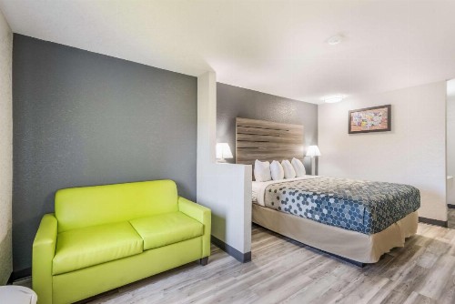 Econo Lodge Inn & Suites Des Moines - image 23