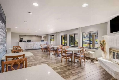 Econo Lodge Inn & Suites Des Moines - image 27