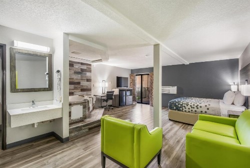 Econo Lodge Inn & Suites Des Moines - image 34