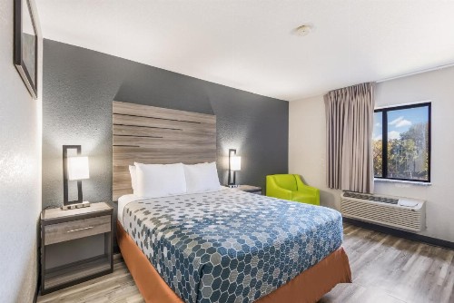 Econo Lodge Inn & Suites Des Moines - image 36
