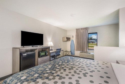 Econo Lodge Inn & Suites Des Moines - image 39