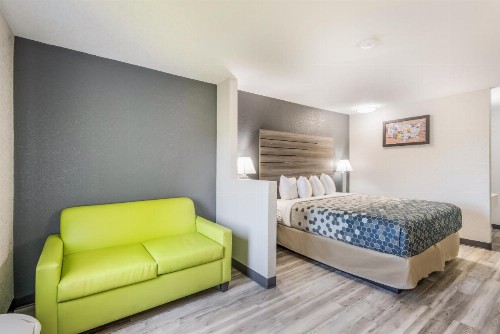 Econo Lodge Inn & Suites Des Moines - image 40