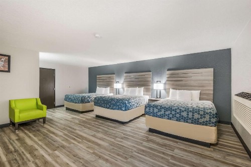 Econo Lodge Inn & Suites Des Moines - image 5