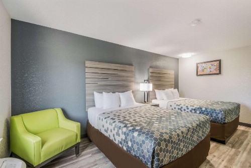 Econo Lodge Inn & Suites Des Moines - image 7