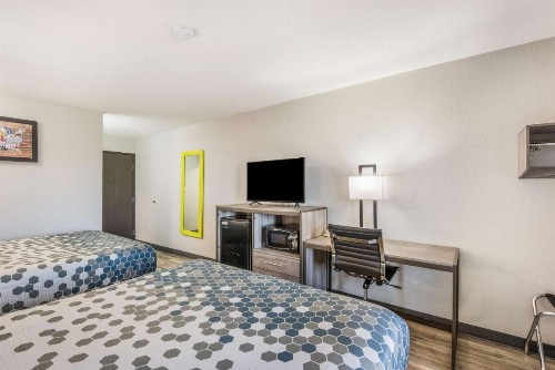 Econo Lodge Inn & Suites Des Moines - image 8