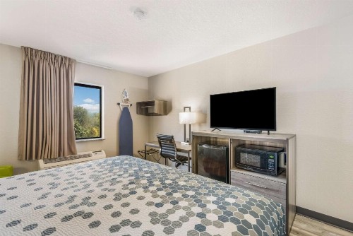 Econo Lodge Inn & Suites Des Moines - image 9