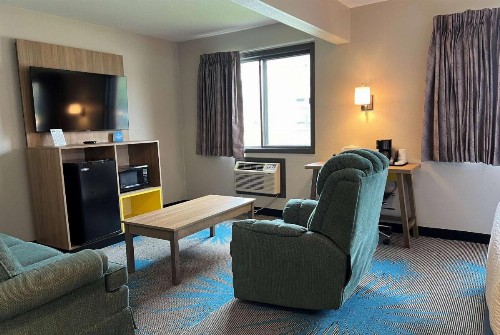Days Inn & Suites by Wyndham Des Moines Airport - image 11