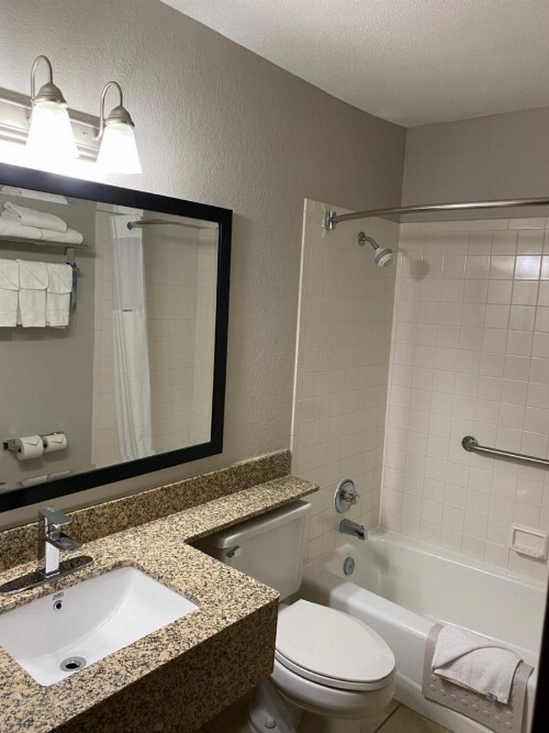 Days Inn & Suites by Wyndham Des Moines Airport - image 12