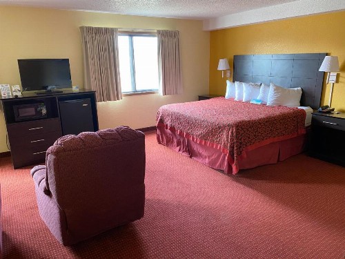Days Inn & Suites by Wyndham Des Moines Airport - image 28