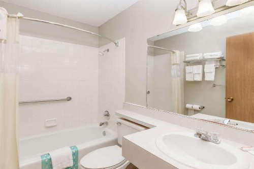 Days Inn & Suites by Wyndham Des Moines Airport - image 29