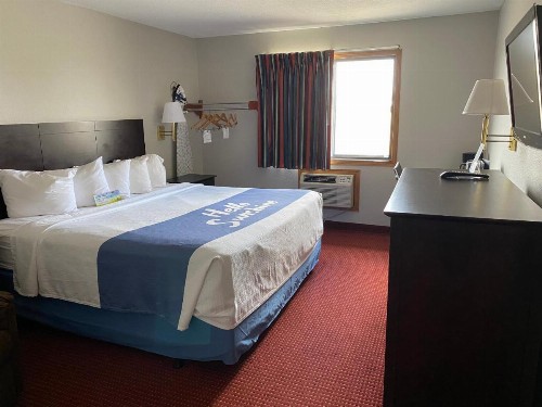 Days Inn & Suites by Wyndham Des Moines Airport - image 33