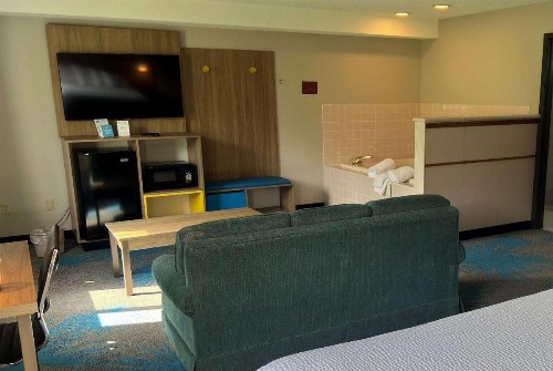 Days Inn & Suites by Wyndham Des Moines Airport - image 35